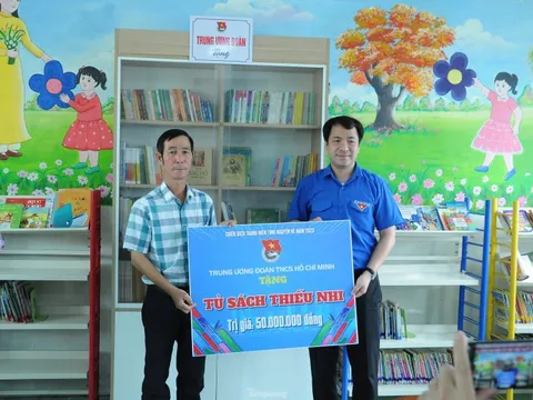 Trao nhà nhân ái, tặng tủ sách thiếu nhi tại Cà Mau