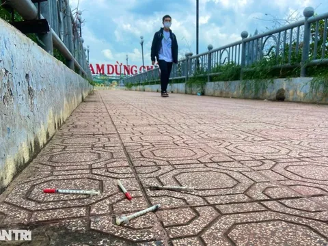 Người dân TPHCM bất an khi đi qua cầu bộ hành đầy kim tiêm