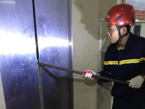 Dùng xà beng cạy thang máy cứu hai người bị mắc kẹt ở Nghệ An