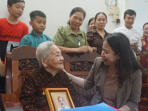 Phó Chủ tịch nước thăm đồn biên phòng, gia đình chính sách tại Cà Mau