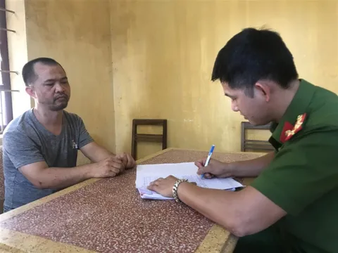 Khởi tố đối tượng say rượu vác gậy đánh công an