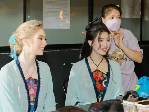 Đương kim Hoa hậu Quốc tế xem cải lương tại Nhà hát Trần Hữu Trang