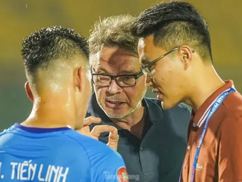 HLV Troussier xuống sân trao đổi riêng với Tiến Linh và HLV Lê Huỳnh Đức