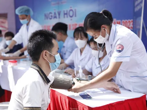 Bắc Ninh khám bệnh, tặng quà thanh niên công nhân khó khăn