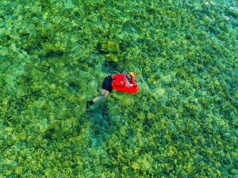 Giải bơi vượt biển đảo Lý Sơn trước giờ G: Choáng trước vẻ đẹp mê hoặc của mặt biển gắn cờ Tổ quốc