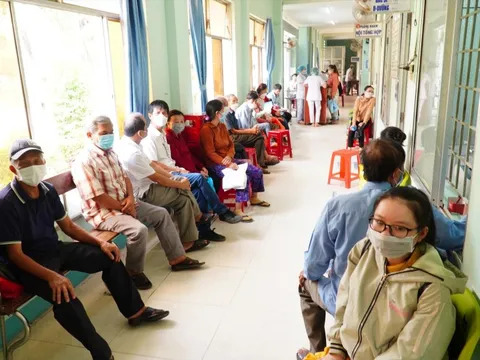 Nhiều bác sĩ bỏ bệnh viện công sang tư