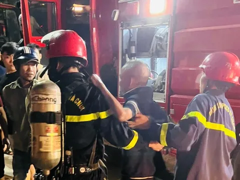 Bản tin 8H: Giải cứu người đàn ông cố thủ bên trong ngôi nhà đang cháy