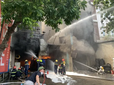 Cháy lớn tại cửa hàng sửa chữa lốp ô tô, khói đen bốc cao hàng chục mét