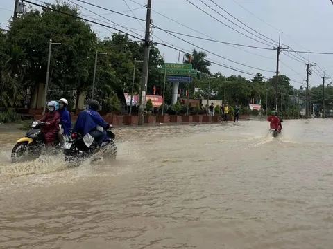 Mưa lớn ở Đồng Nai, đường ngập sâu khiến hàng loạt xe chết máy