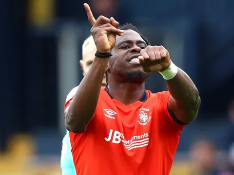 Cầu thủ vô danh lập kỳ tích chưa từng có trong lịch sử Ngoại hạng Anh