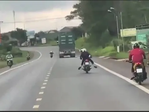 Thót tim nhóm 'quái xế' nằm úp trên xe máy ‘đại náo’ Quốc lộ 14