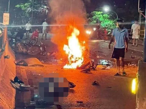 Hải Phòng: Xe máy đối đầu xe tải trong đêm, 2 người tử vong