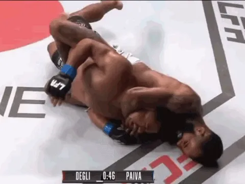 ‘Chiến binh’ Brazil tung đòn ‘trăn siết cổ’ siêu hiểm, đối thủ xin đầu hàng