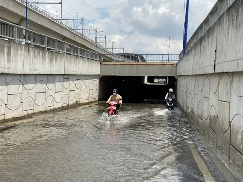 Người dân bì bõm lội nước ở hầm chui cửa ngõ phía đông TPHCM giữa trưa nắng