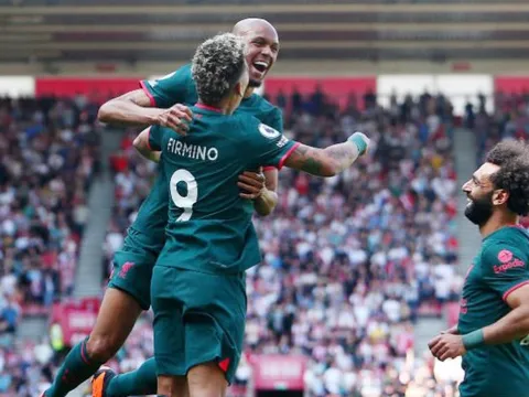 Liverpool rượt đuổi tỷ số điên rồ với đội bét bảng