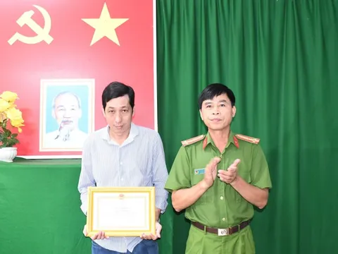 Dũng cảm lao mình xuống sông cứu người