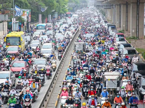 8 'lô cốt' án ngữ con đường đông đúc nhất Thủ đô