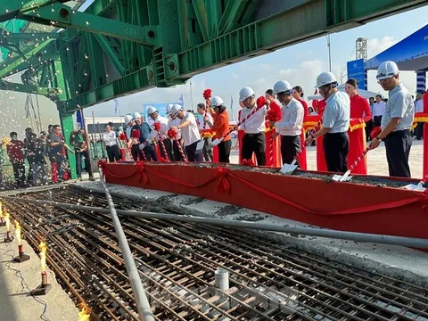 Cầu Vĩnh Tuy được hợp long sau hơn 2 năm thi công