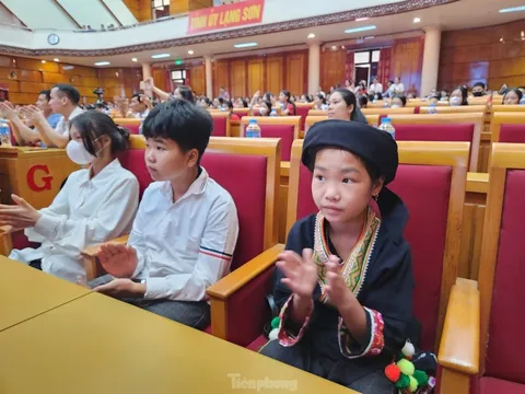 Khai mạc hè, tặng quà trẻ em có hoàn cảnh đặc biệt