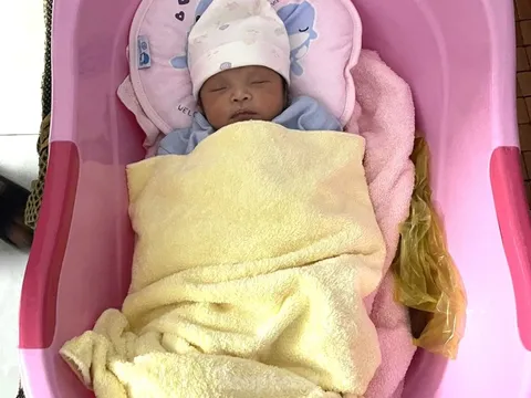 Bé gái sơ sinh còn cuống rốn bị bỏ rơi trước khu trọ ở Bình Dương