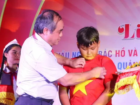 Trao huy hiệu Tuổi trẻ dũng cảm cho nam sinh lớp 6 cứu 2 người đuối nước