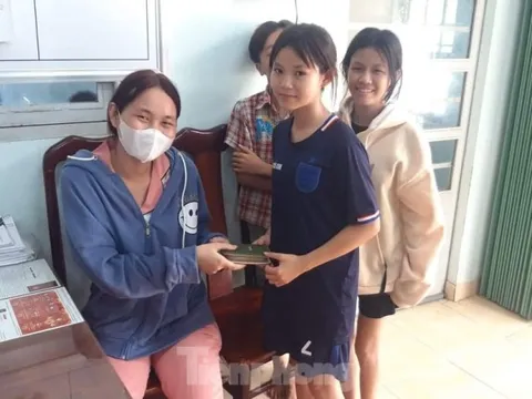 Nhặt được ví cùng dây chuyền vàng, 3 cháu bé nhờ công an trả lại người đánh rơi