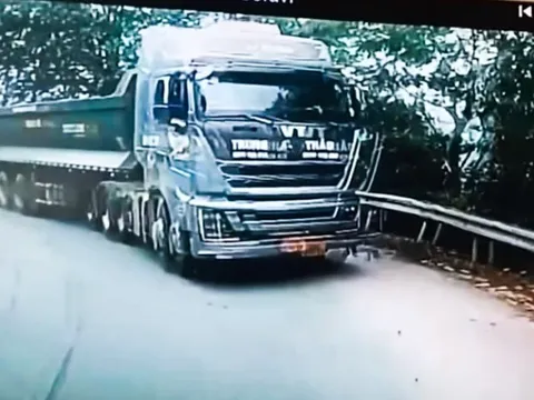 Công an, Thanh tra giao thông vào cuộc vụ xe tải lấn làn 'uy hiếp' xe khách ở Lào Cai