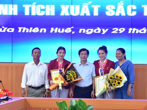 TT-Huế tuyên dương hai 'cô gái vàng’ cùng HLV, VĐV đạt thành tích xuất sắc tại SEA Games 32