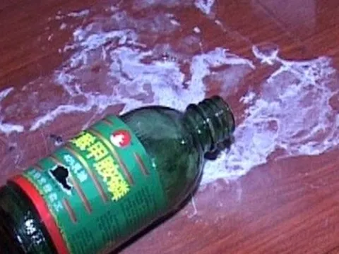 Bị cấm yêu, nghịch tử đổ thuốc sâu vào nồi canh nhằm đầu độc cha mẹ