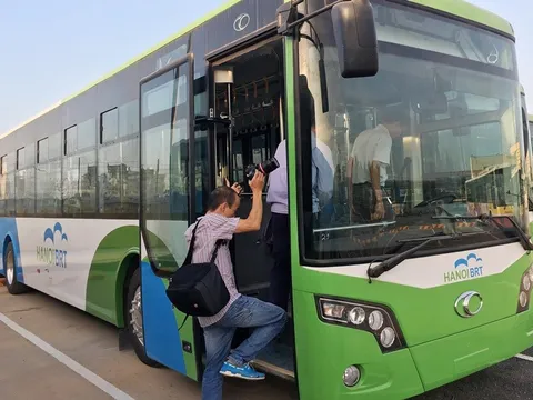 Quét mã 'QR' thay tiền mặt khi đi xe buýt nhanh BRT