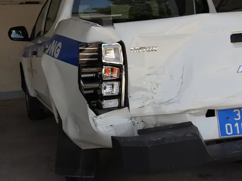 Nam thanh niên lái ô tô tải đâm biến dạng xe cảnh sát giao thông