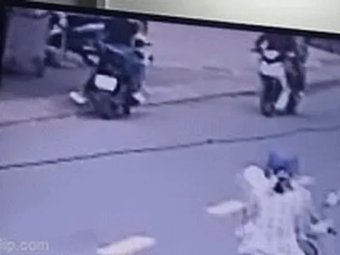 Bị giật dây chuyền, người phụ nữ ngã nhào từ xe máy xuống đường