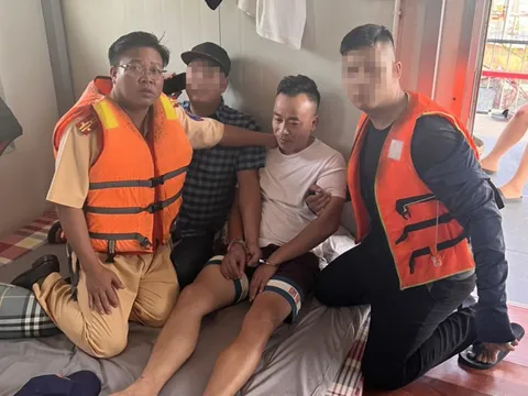 Đối tượng truy nã về tội giết người lẩn trốn trên bè ở bãi giữa sông Hồng