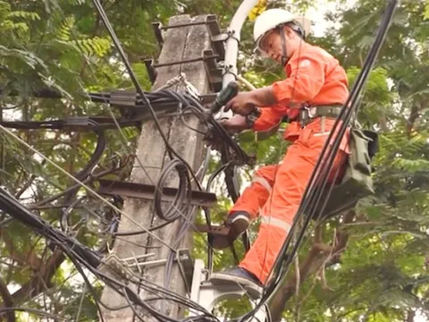 Thợ điện 'đội nắng, trắng đêm' đảm bảo nguồn điện cho người dân Thủ đô