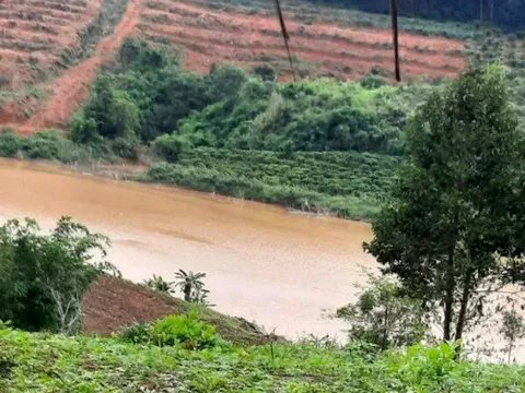 Tá hỏa phát hiện thi thể nam thanh niên bên nhánh sông