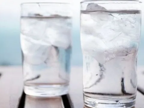 Uống nước đá trong mùa hè: Tưởng mát nhưng cực nhiều nguy hại