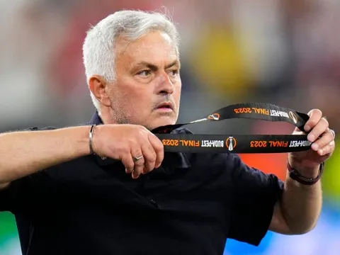 Mourinho ném huy chương, mỉa mai trọng tài sau thất bại