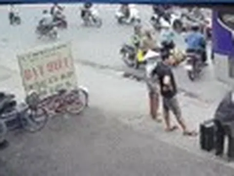 Bắt kẻ giật dây chuyền của người phụ nữ giữa chốn đông người ở TPHCM