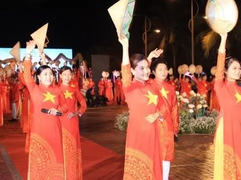 Mãn nhãn với màn trình diễn gần 600 bộ áo dài ở phố biển Nha Trang