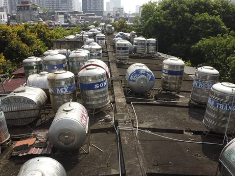 Lóa mắt với hàng trăm 'quả bom nước' bằng inox trên nóc các khu tập thể cũ ở Hà Nội giữa trưa hè