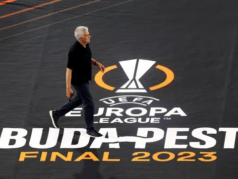 Mourinho ám chỉ rời Roma sau thất bại trước Sevilla