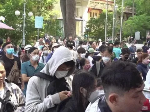 Phụ huynh xếp hàng dài chờ mua vé cho con vào chơi Thảo Cầm Viên ngày 1/6