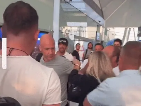 Trọng tài chung kết C2 châu Âu bị chặn đánh ở sân bay