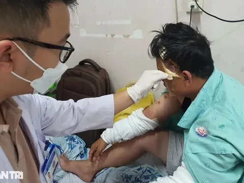 Mua chai hóa chất 75.000 đồng về thông bồn cầu, cha con ở TPHCM bỏng nát da