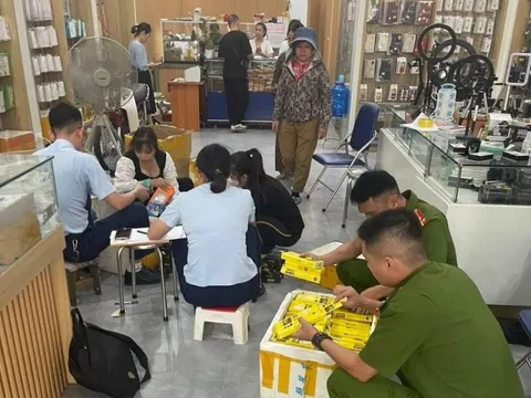 Thu giữ gần 3.000 phụ kiện điện thoại không rõ nguồn gốc, xuất xứ