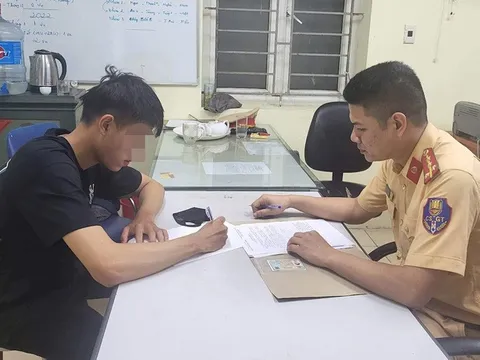 Shipper bốc đầu SH bị giữ xe và phạt 7 triệu đồng