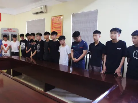 Tạm giữ 20 thanh thiếu niên mang theo dao kiếm chém người đi đường