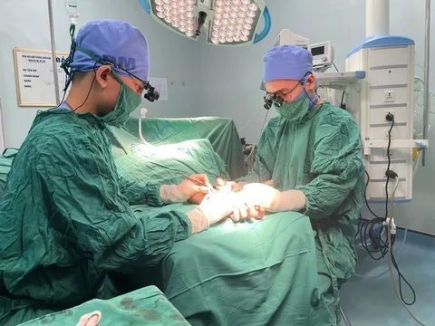 Xuyên đêm nối thành công bàn tay đứt lìa cho nam thanh niên 18 tuổi