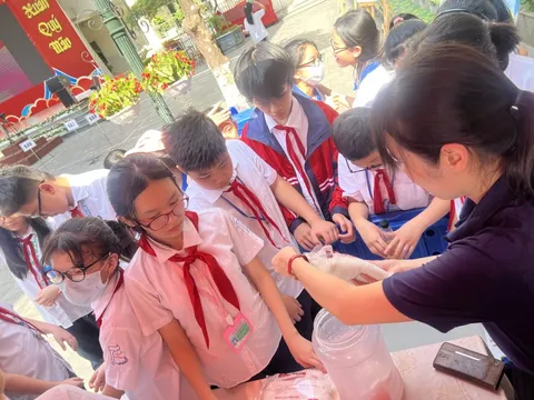 Cuối năm học, phụ huynh oằn lưng gánh phí