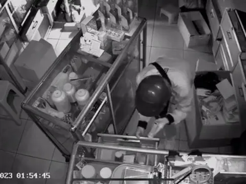 [CLIP] Cảnh trộm cắt ổ khóa chui vào tiệm thuốc tây và cửa hàng xổ số